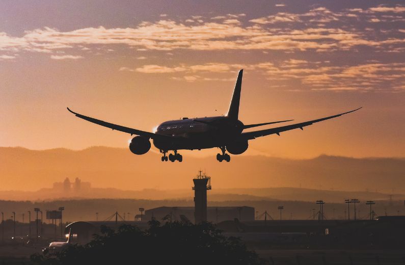 Plane landing at airport at sunset - AeroCloud's Flight Management